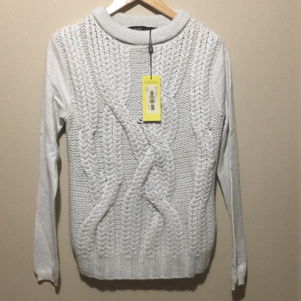 Grey knit (on the tag) appears beige/ grey